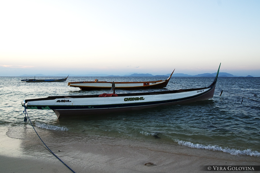 Рыбацкие лодки на острове Мабул, Малайзия