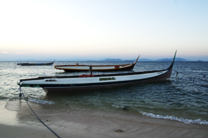 Рыбацкие лодки на острове Мабул, Малайзия