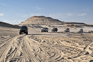 Караван машин в пустыне, Египет