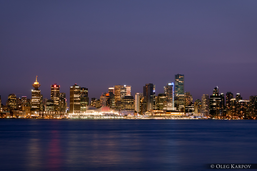 Панорама вечернего Ванкувера через залив